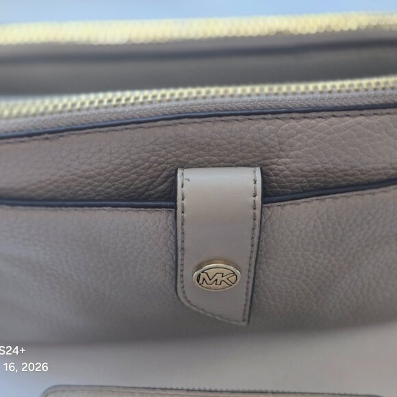 MICHAEL KORS PEBBLE LEATHER CROSSBODY & WALLET - Picture 14 of 15